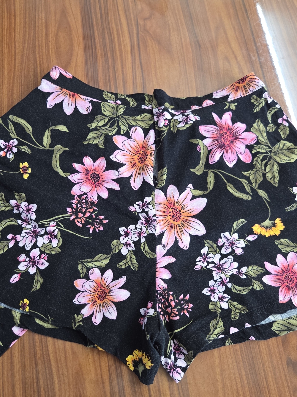 Guess Skylee Pleated Black Floral Tie-Waist Shorts Sz 10 - Picture 5 of 9